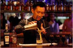 学英式调酒哪里好?武汉欧米奇为您揭秘