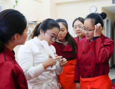 女孩学西点烘焙好不好?前景怎样