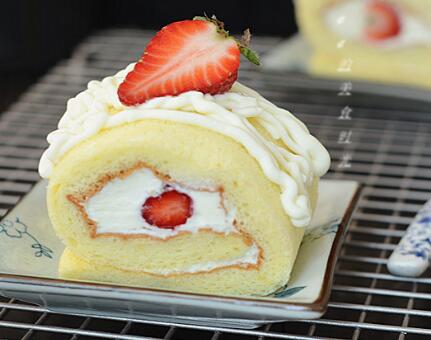 武汉西点培训:草莓奶油蛋糕卷的做法